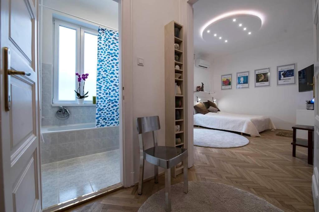 Gorgeous Flat Right Near The City Center Budapest Bagian luar foto